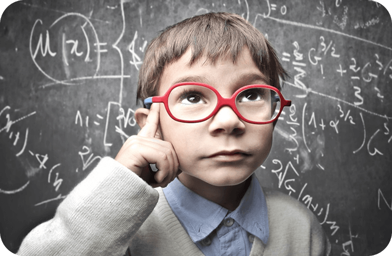 Menino em frente a quadro negro