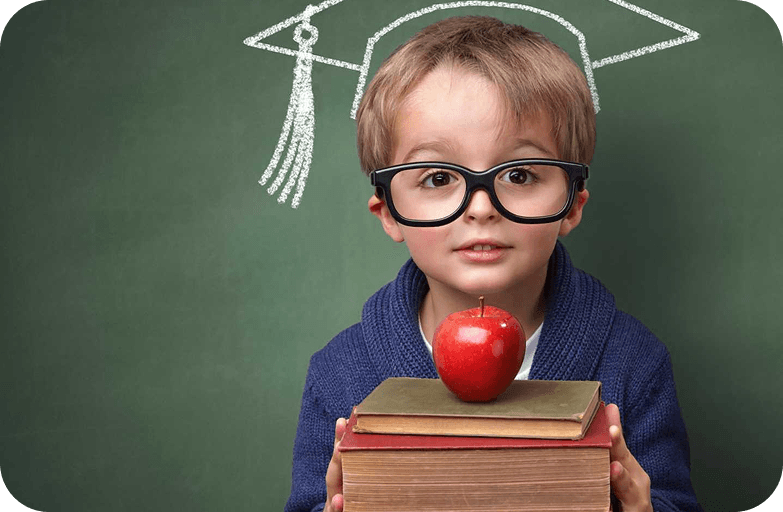 Menino com chapéu de formatura e maçã